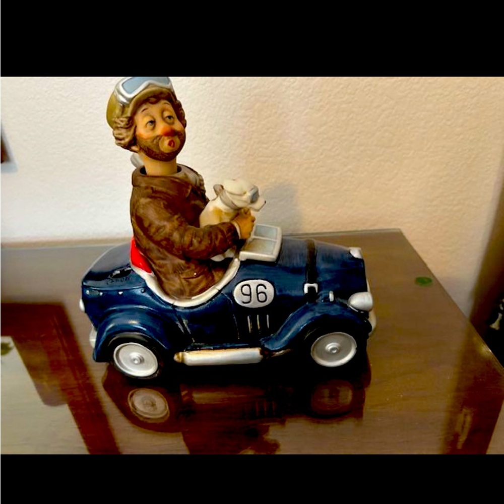 Brown and blue figurine Willie